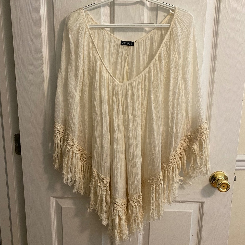 VENUS Airy Beachy White Shawl with Cream-Colored Tassels